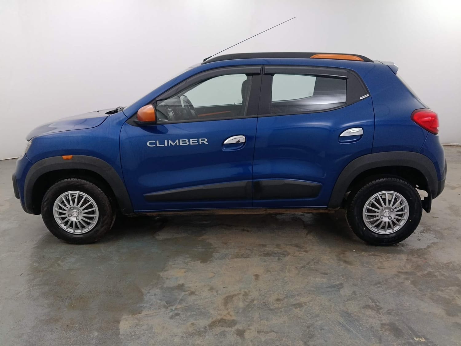 View 2017 Renault Kwid RXT 1.0 Driver Airbag Option Image 2 Used 2017 Renault Kwid RXT 1.0 Driver Airbag Option Image 2