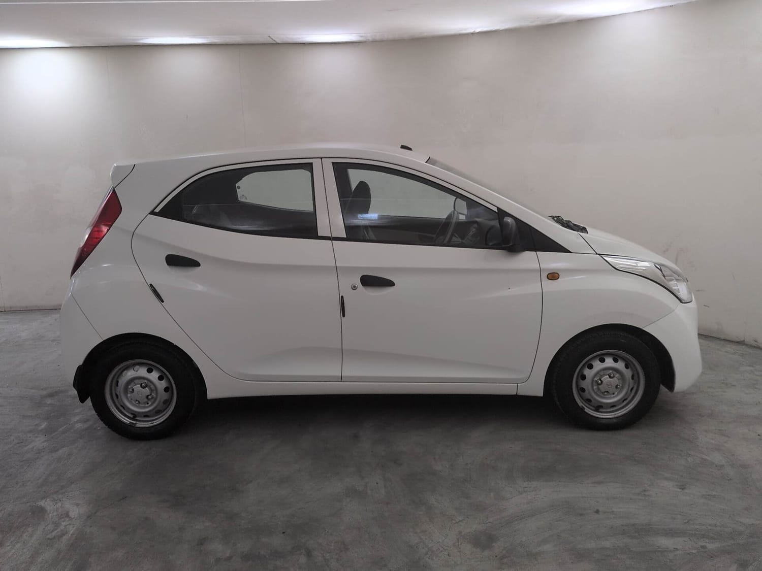 View 2018 Hyundai EON Era Plus Image 6 Used 2018 Hyundai EON Era Plus Image 6