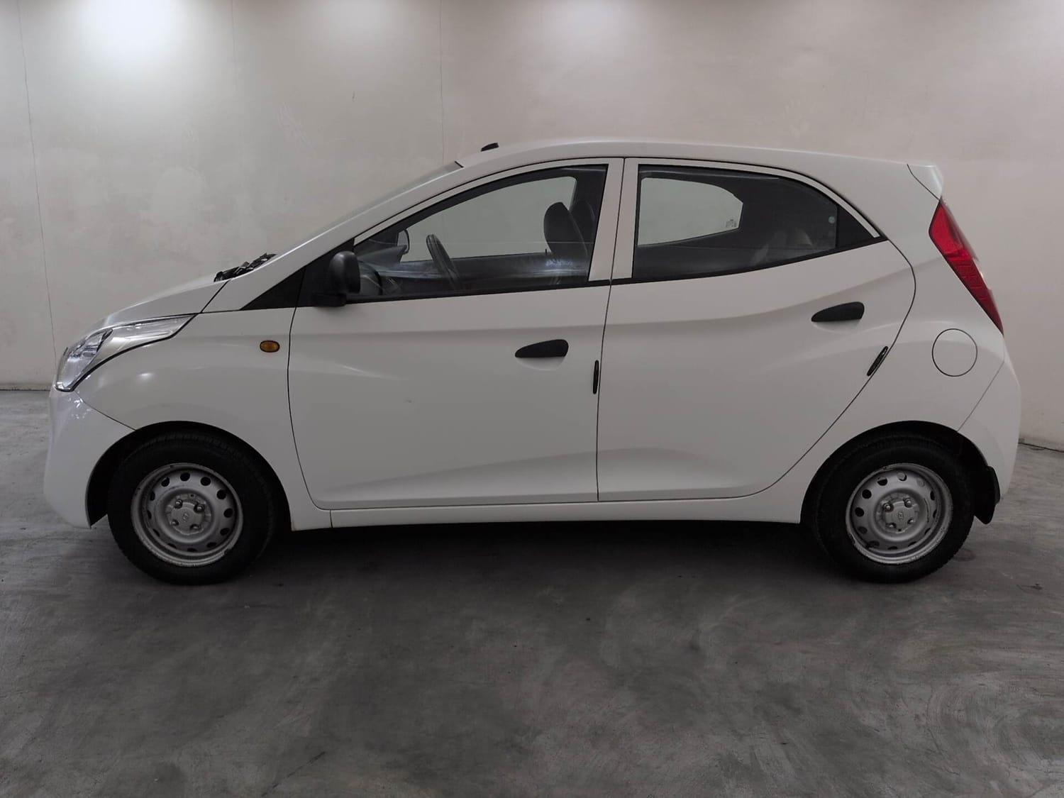 View 2018 Hyundai EON Era Plus Image 2 Used 2018 Hyundai EON Era Plus Image 2