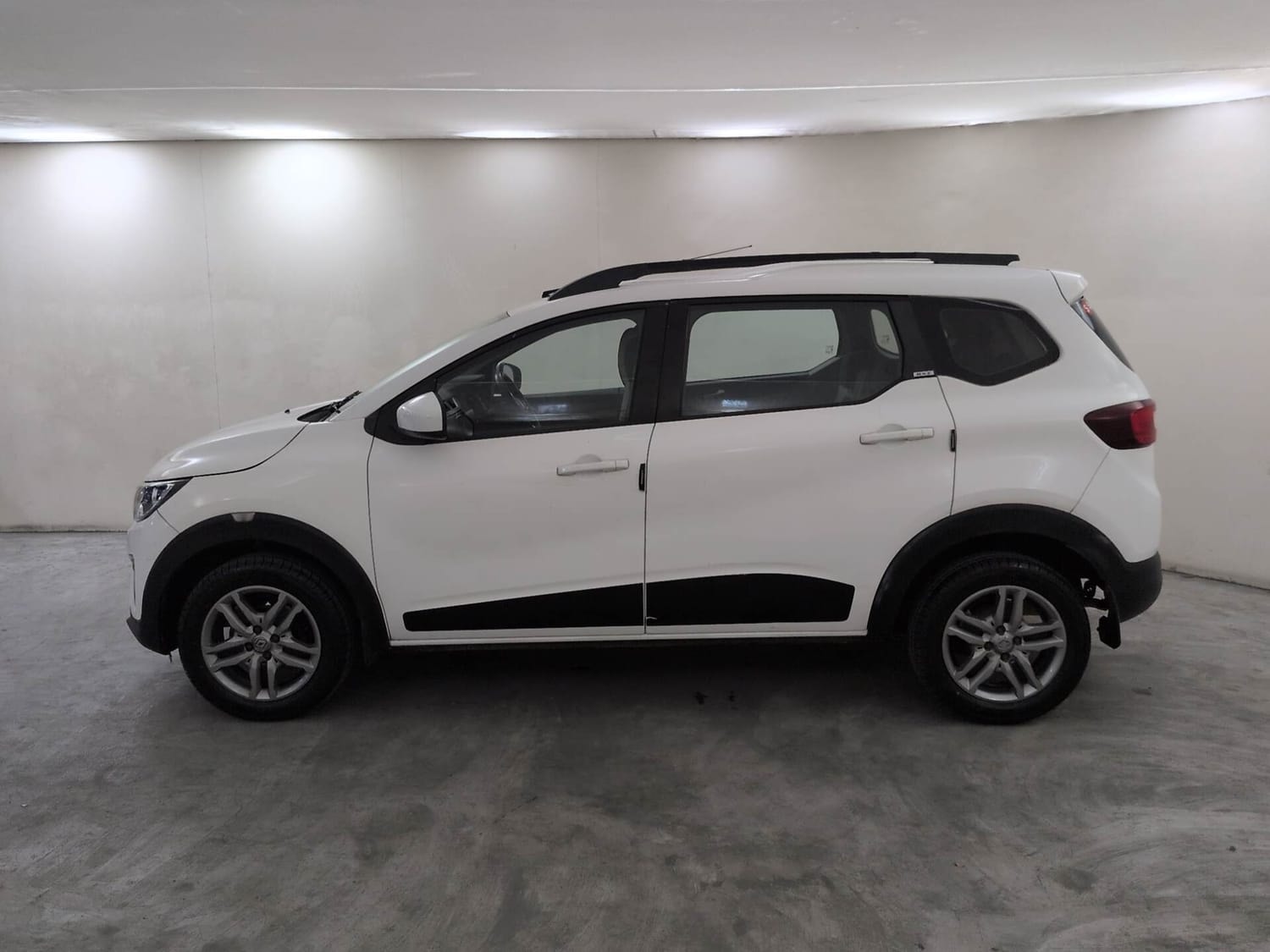 View 2020 Renault Triber RXZ AMT Image 2 Used 2020 Renault Triber RXZ AMT Image 2
