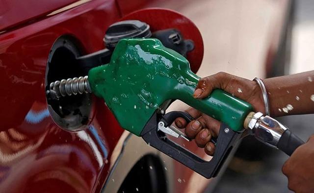 Kerala government today announced a price reduction of Rs. 1 on both petrol and diesel from June 1, 2018. The state's Chief Minister Pinarayi Vijayan announced the price cut earlier today, saying that they have decided to lower the taxes in order to bring the retail cost down for consumers.