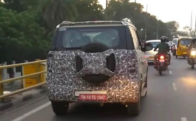 we can see that the 2019 Mahindra TUV300 facelift will come with a bunch of exterior changes, starting with a new cover for the tailgate-mounted spare wheel, which now has this X-shaped design. The TUV300 facelift will also come with new alloy wheels, and finally, the SUV is also expected to get LED daytime running lamps this time around. The new spy images also give us a glimpse of the cabin, but the only visible change we were able to spot was what appears to be a new touchscreen infotainment system.
