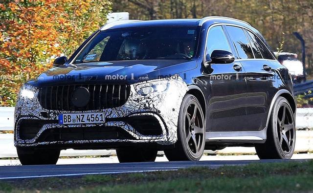 Both the models were seen wearing little camouflage which hinted the areas of design changes. The Panamericana grille has made its way on the GLC 63 too, looking similar in nearly dimension to the one seen on the Mercedes-AMGG63.The front bumper and overhang arehidden under the camouflage while the headlamps were just mannerly fringed, suggesting a subtle change in the layout. The side skirts too wore the cover and at the rear the AMG version was seen with a sporty diffuser while the tailmaps too were slightly covered at the corners.