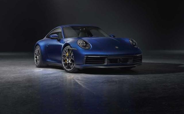 At the front, the body is 45 mm wider and it also gets electrical pop-out handles in the doors. The bonnet with a pronounced recess evokes the design of the first 911 generations. At the rear, all models feature a wider, variable-position rear spoiler and the seamless, elegant light strip. Apart from the front and rear sections, the entire outer shell is now made from aluminium.