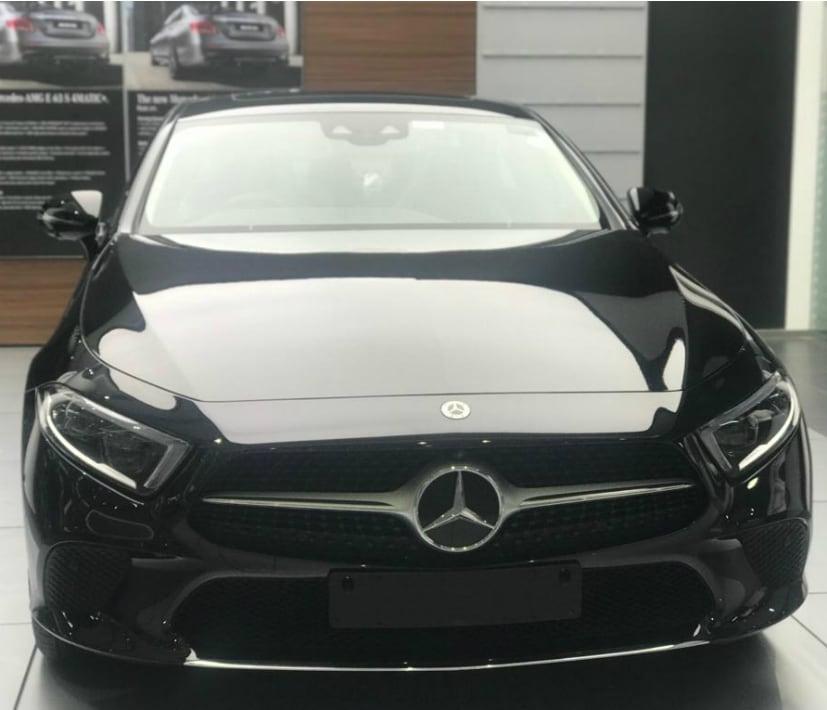 The all-new Mercedes-Benz CLS has been spotted at a dealership in all 4-door coupe glory. The new CLS, now in its third generation will be launched in India tomorrow at an expected price of between Rs 80 lakh to Rs 1 Crore. The new Mercedes-Benz CLS will be launched in India with a diesel engine - CLS300d, which is essentially the same BS6 compliant engine that is now available on the updated and facelift C-Class that was launched recently. The new CLS will take on the likes of the Audi A7 (which will be updated very soon) and the BMW 6 Series GranCoupe in India along with the likes of the more expensive Porsche Panamera and Maserati Ghibli.