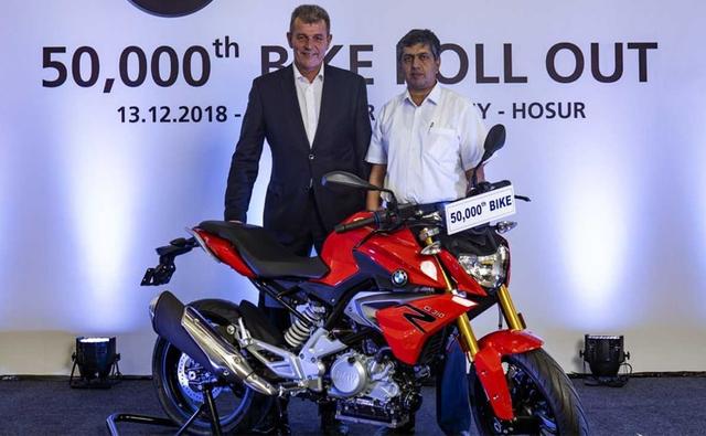 The first product to come from the BMW Motorrad and TVS Motor Company Collaboration was the G 310 platform and the company has achieved a production milestone of 50,000 for the new motorcycles. TVS announced that the company has rolled out the 50,000th unit of the BMW 310 cc motorcycle from its Hosur plant. The motorcycle was rolled out in the presence of  Dr. Markus Schramm, Head of BMW Motorrad, and Mr. KN Radhakrishnan, Director & CEO, TVS Motor Company. TVS-BMW produce three motorcycles based on the 310 cc platform including the BMW G 310 R, BMW G 310 GS and the TVS Apache RR 310. The 50,000th motorcycle to rollout is a G 310 R.