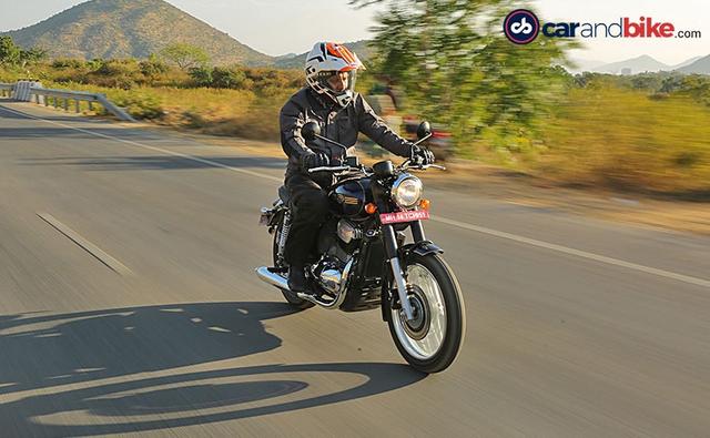 The Jawa Forty Two offers a slightly modern take on the legendary Jawa name and with some additional colour options as well. We ride the Jawa Forty Two in Rajasthan to see what exactly this modern classic offers.