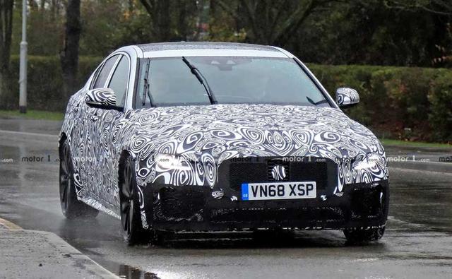 The most affordable Jaguar is all set to get a facelift and the new model has been spied testing. Interestingly, the spy shots which have surfaced online have revealed not one but two models which are likely to be petrol and diesel variants, respectively. The first spy shot is of the car with the white roof which has both the exhaust pipes positioned on the left side of the rear bumper just like we have on the diesel model sold in our market. The second spy shot which features the car with the black roof is most likely to be the petrol variant in which two separate exhaust pipes at the rear can be seen just like on the petrol variant sold in our market.