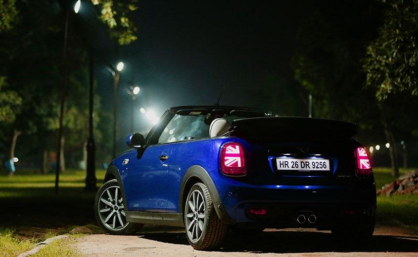 While the new generation of the Mini Cooper has grown in size, it still is a lovely little small car. And now, the latest generation has some updates and a bit of a facelift. So, what is new? And is it a lot better? Well, let's find out.