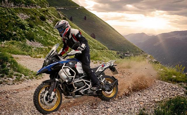 BMW Motorrad India has launched the 2019 R 1250 GS range in the country. The 2019 BMW R 1250 GS is available in four variants with the standard version priced at Rs. 16.85 lakh, while the top-of-the-line BMW R 1250 GS Adventuro Pro is priced at Rs. 21.95 lakh (ex-showroom). All the motorcycles come to India via the CBU route and bookings for the motorcycles are open at BMW Motorrad dealerships across the country starting today for a token amount of Rs. 5 lakh. One of the biggest changes on the new R 1250 GS range is the bigger displacement engine, along with a host of new electronics that the bike has to offer.