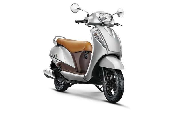 The Suzuki Access 125 has received a new entry-level variant equipped with Combined Braking System (CBS) and drum brakes. The new Suzuki Access 125 CBS drum brake version is priced at Rs. 56,667 (ex-showroom, Delhi), which makes it about Rs. 690 more expensive than the non-CBS version. The safety feature, which aids in more effective braking will soon be a standard feature on all two-wheelers below 125 cc, and that's why this will be the new entry-level version on the Access starting from April 2019. Meanwhile, the non-CBS drum brake version is still available for sale priced at Rs. 55,977 (ex-showroom) and is likely to remain that way till stocks last.