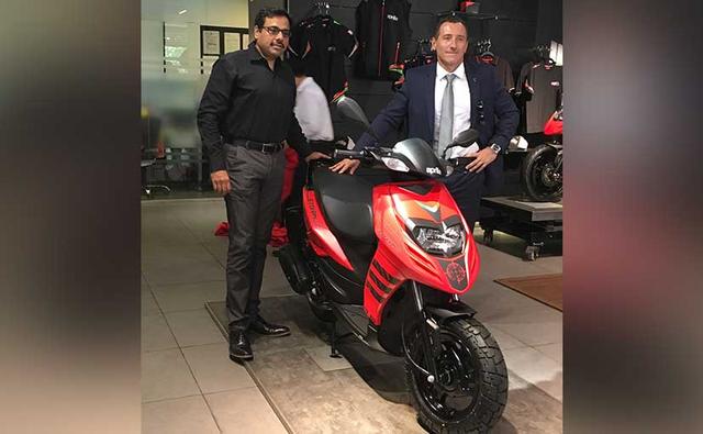 Piaggio Group today launched the new Aprilia Storm 125 cc scooter in India, priced at Rs. 65,000 (ex-showroom, Delhi). First, showcased at the 2018 Auto Expo, the new Aprilia Storm 125 is now the most affordable model in the Italian two-wheeler marque's Indian line-up.