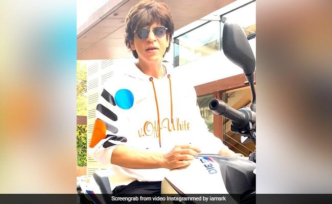 Shah Rukh Khan wasn't riding the BMW G 310 R! In fact, BMW Motorrad sent him a G 310 R and a G 310 GS to try out. But Shah Rukh Khan is passionate about wheels and in the video, he says that he cannot wait to take the bikes out on a spin.