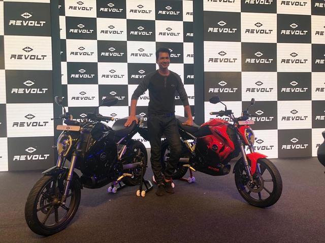 The Revolt RV400 finally made its debut in India and while the electric motorcycle will be launched next month, Revolt Intellicorp will start taking pre-bookings from June 25, 2019 onwards.