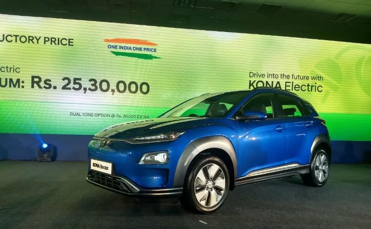 Hyundai Motor has launched the Kona Electric SUV in India. This is the first ever electric SUV to be launched in India and we believe it is a bold decision. The Kona is a compact crossover, similar to Hyundai Creta in terms of size and space but has a design which is not overly futuristic yet sharp enough to distinguish itself on the road. The front end gets slim LED daytime running lamps and low-mounted headlamps along with single-piece body-coloured bumper rising up till the bonnet. Hyundai's signature cascading grille pattern is embedded on to the bumper, giving it a modern, contemporary design.