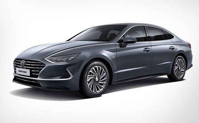Hyundai Motor's solar roof system makes its debut on the Sonata Hybrid. The system recharges the battery to increase travel distance while preventing unnecessary battery discharge.