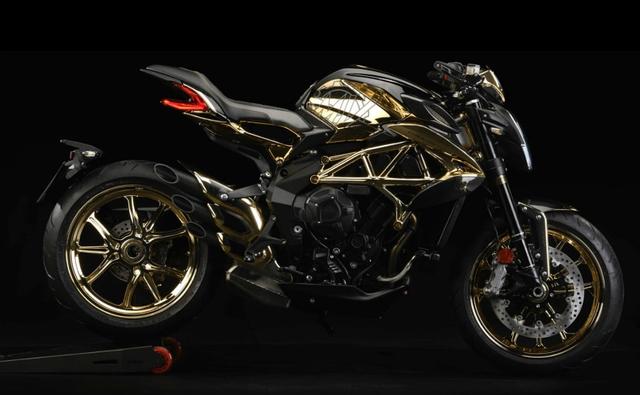 The MV Agusta Dragster 800 RC is a beautiful motorcycle is its own but MV Agusta has given a special makeover to a Dragster 800 RC for a single customer. Enter the MV Agusta Dragster 800 RC Shining Gold, a one-of-its-kind motorcycle in the world.