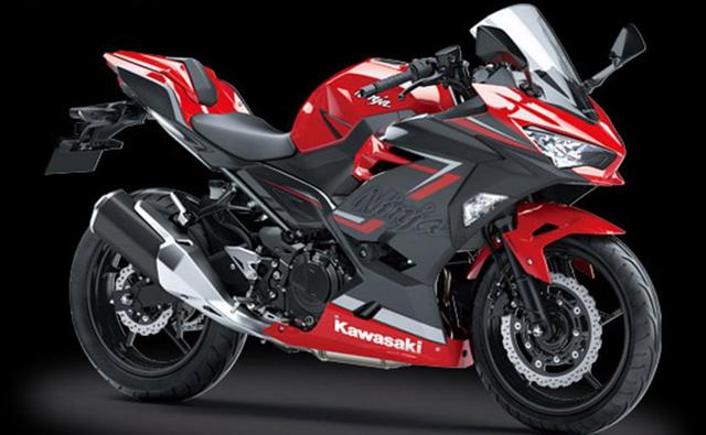 The Kawasaki Ninja 250 has been updated for the 2019 model year with new features in Indonesia. Showcased recently at the Gaikindo Indonesia International Auto Show (GIIAS), the 2019 Kawasaki Ninja 250 now comes with with the Smart Key keyless ignition system. The bike maker has been offering the feature on its top-of-the-line products including the 1400GTR. The updated Ninja 250 also gets the new red and black paint scheme and is priced at 75,500,000 Indonesian Rupiah (around Rs. 3.71 lakh) in the South-East Asian country.