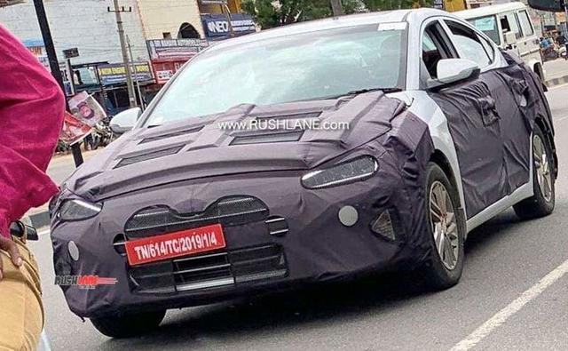 A new set of spy images of the 2019 Hyundai Elantra Facelift have surfaced online giving us a closer look at the upcoming model. The India-spec next-generation model is likely to look identical to the one sold in the US and changes are expected to be subtle in elements. For instance, the alloy wheels on the test mule car are finished in silver whereas the American-spec model gets metal black wheels and we can expect minor changes on the inside as well.