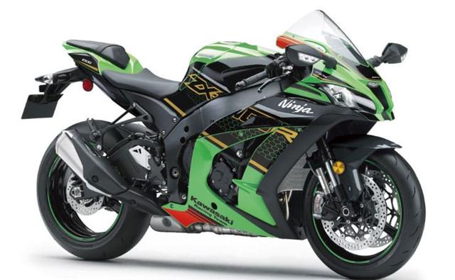 India Kawasaki Motors has introduced the 2020 Ninja ZX-10R in the country with a new colour scheme. The litre-class supersport offering continues to sport the black and green paint scheme, but now comes with gold highlights for the new model year. The 2020 Kawasaki Ninja ZX-10R continues to retail at the same price of Rs. 13.99 lakh (ex-showroom, India), and is brought to the market via the Completely Knocked Down (CKD) route. Barring the new paint scheme, the motorcycle does not get any changes to the mechanicals. Kawasaki will continue to retail the new ZX-10R along with the KRT edition in India with deliveries for the 2020 model start from October this year.