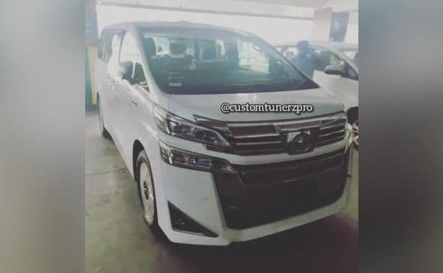 The new Toyota Vellfire luxury MPV has been recently spotted in India again, ahead of its official arrival. Expected to be launched in India sometime in the current fiscal year, the luxury MPV seems to been spotted in some parking lot, possibly in Bengaluru, given temporary Karnataka TC number plate.