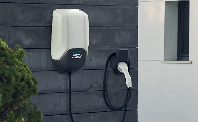 Ford Motor Co said on Thursday it was teaming up with Volkswagen AG and Amazon.com to give its future electric car customers a range of charging options from highways to homes.The network of charging stations will be the largest in North America with 12,000 locations and more than 35,000 charge plugs, Ford said.