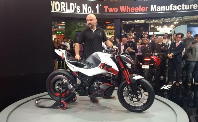 Making its global debut at the EICMA Motor Show 2019, Hero MotoCorp unveiled the new Xtreme 1.R concept motorcycle in Milan, Italy. The new concept offers a sneak-peak into the next generation of the Xtreme brand and is said to have taken inspiration by the precision of an arrow. The street-naked boasts of an aggressive stance, complete with the nose-down, tail-up design language and does look reminiscent of the TVS Apache series. Hero says, the concept is a corner carver and that would certainly be good news for the next generation Xtreme motorcycle.