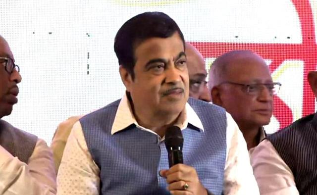 The NDA government's ambitious project to connect Delhi with Mumbai through a signal-free expressway is on fast track. This was stated by Union Minister of Road Transport and Highway Nitin Gadkari, here on Wednesday.