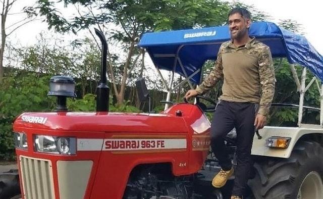 भारतीय क्रिकेट के दिग्गज रांची, झारखंड में अपने खेतों में काम करने के लिए एक महिंद्रा ट्रैक्टर का उपयोग कर रहे हैं.