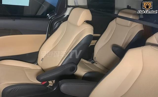 The next-generation Kia Carnival has been spotted in South Korea again, and this time around, we get a detailed look at the full-size MPV's new cabin. We have already got a glimpse of the interior of the car in some previous spy photos, and recently Kia also released the first official teaser for the new Carnival.