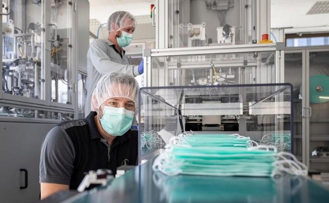 The fully automatic production line has a daily capacity of more than 100,000 masks.