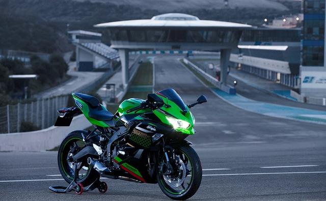 The Japanese two-wheeler manufacturer Kawasaki has officially launched the highly-awaited Ninja ZX-25R quarter-litre motorcycle in the Indonesian market. Besides revealing the prices, the company also revealed the technical specifications of the quarter-litre of the bike. The small 250 cc motorcycle was revealed at the 2019 Tokyo Motor Show and was expected to make its debut earlier this year. However, it got delayed because of the COVID-19 pandemic. Nevertheless, the motorcycle has been launched in Indonesia and will soon hit other international markets as well.