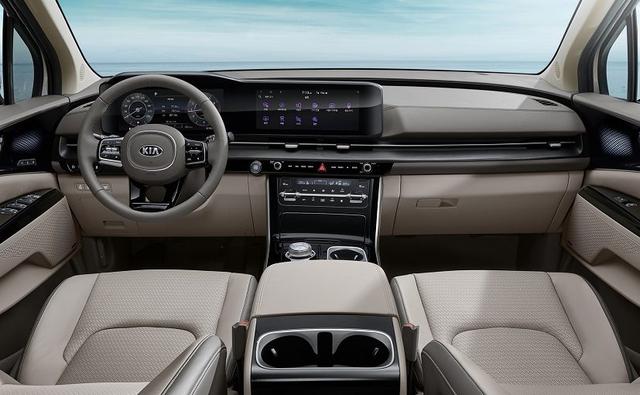 Last month Kia Motors officially pulled the wraps off the next-generation Kia Carnival premium MPV, however, the South Korean carmaker only unveiled the exterior of the MPV. Now, Kia has officially come out with an image of the cabin revealing the complete dashboard section of the new Carnival.