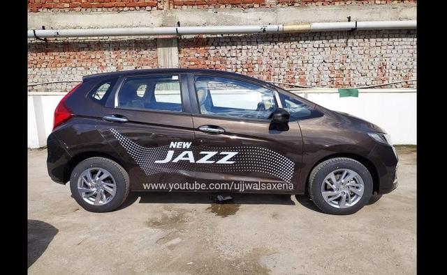 The BS6 version of the Honda Jazz will be the next big launch from Honda Cars India. The premium hatchback has been spotted at the dealership stockyard ahead of its India launch, hinting the despatches of the vehicle have officially commenced. The carmaker is already accepting pre-bookings for the car with a token amount of Rs. 21,000 through its authorised dealerships across India. Interested buyers can also pre-book the car online by paying a token amount of Rs. 5,000. The Japanese carmaker is expected to launch the 2020 Jazz by this month.