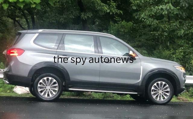 The upcoming 2020 MG Gloster flagship SUV has been spotted with a new silver colour and new 6-spoke alloy wheels.