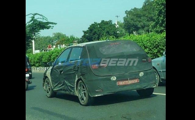 New spy pictures of the next-generation Hyundai i20 have surfaced as the South Korean carmaker rigorously tests the premium hatchback. The upcoming premium offering will be the next big launch from Hyundai, which is likely to be launched in the country by the end of this year. The new-generation Hyundai i20 made its global debut earlier this year, while we still wait for the car to go on sale in India. The test mule of the Hyundai i20 can be seen draped with heavy camouflage while testing in Delhi-NCR.