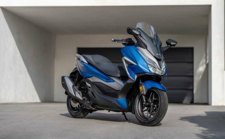 Honda has taken the wraps off the new Forza 350. It replaces the Forza 300 and gets significant updates for 2021. The good news is that Honda Motorcycle and Scooter India will launch the Forza 350 in India, probably by the end of 2021.