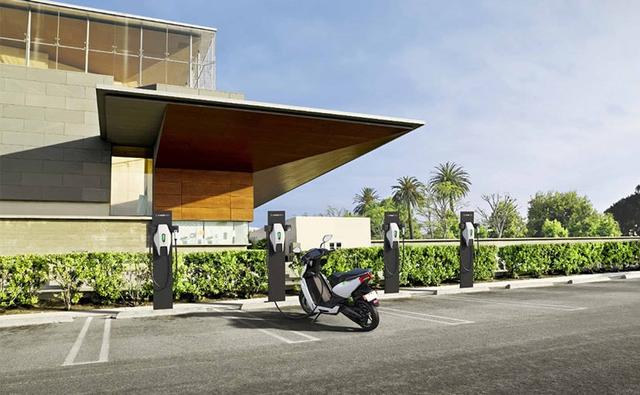 Ather Energy plans to have 135 fast charging stations operational by December 2020, which includes the 50 stations that are already operational. The Ather Grid fast chargers can juice up the 450X for a range of 15 km in just 10 mins.
