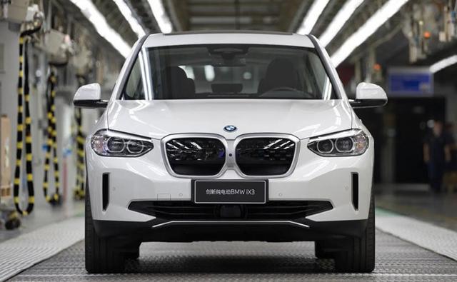 The BMW iX3 features an 80-kilowatt hour battery offering a range of 460 kilometres. The vehicle will likely first arrive in Europe and China.