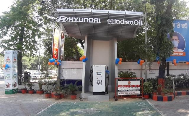 Indian Government's Big EV Push: 69,000 Petrol Pumps To Get Charging Kiosks