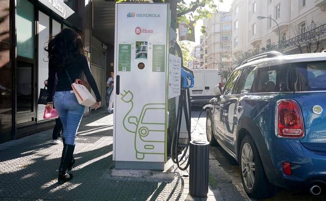 The European Union could produce enough batteries by 2025 to power its fast-growing fleet of electric vehicles without relying on imported cells, European Commission Vice President Maros Sefcovic said.
