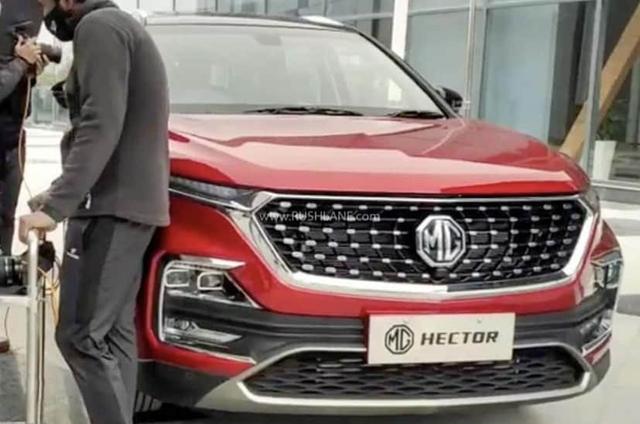 Images of the upcoming MG Hector facelift have surfaced online, and this time around, the SUV was spotted during a television commercial shoot. The dual-tone treatment on it, with the black roof, and other elements indicate that the model in the photos is the top-end Sharp variant.