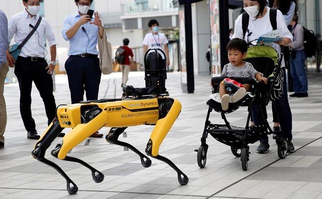 Hyundai Motor Group units and its chairman have agreed to buy an 80% stake in robot maker Boston Dynamics from SoftBank Group Corp for around 800 billion to 900 billion won ($736 million-$828 million), a person familiar with the matter told Reuters on Friday.