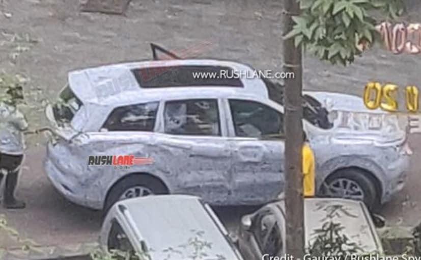 New Spy Pictures Of The 2021 Mahindra XUV500 Reveal Its Panoramic Sunroof