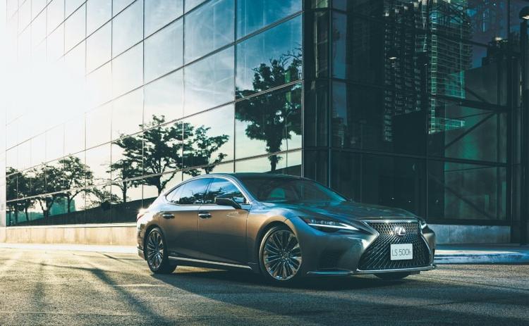 The new Lexus LS 500h Nishijin variant brings a new Gin-ei Luster silver paint scheme and updated interiors that finally get Apple CarPlay and Android Auto, along with cosmetic upgrades.