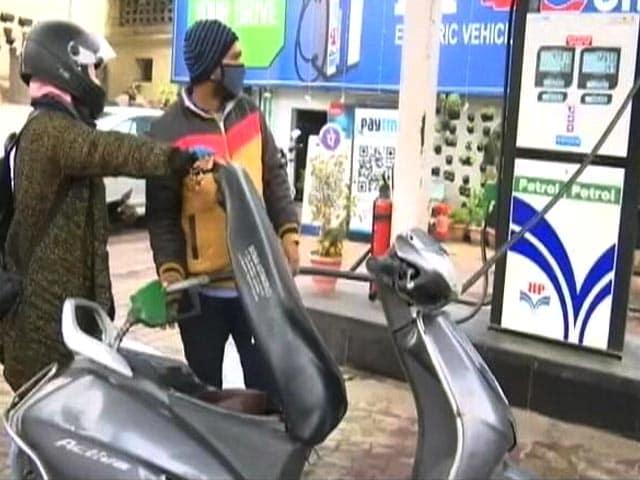 मुख्यमंत्री ने ट्विटर यह जानकारी देते हुए कहां मोटरसाइकिल और स्कूटर सवार लोगों को पेट्रोल पर ₹25 प्रति लीटर की रियायत 26 जनवरी 2022 से दी जाएगी
