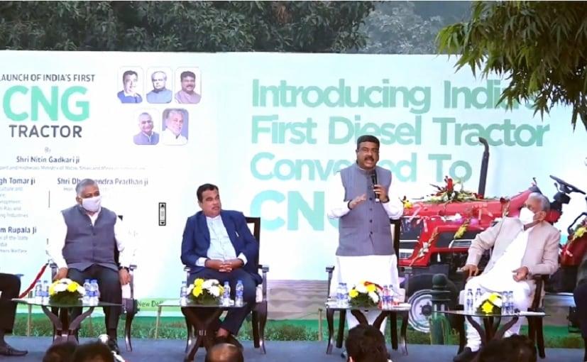 Nitin Gadkari Introduces India's First Retrofitted CNG Tractor