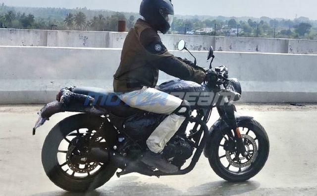 A new 350 cc Royal Enfield motorcycle has been spotted on test recently, which could carry the Royal Enfield Hunter name.