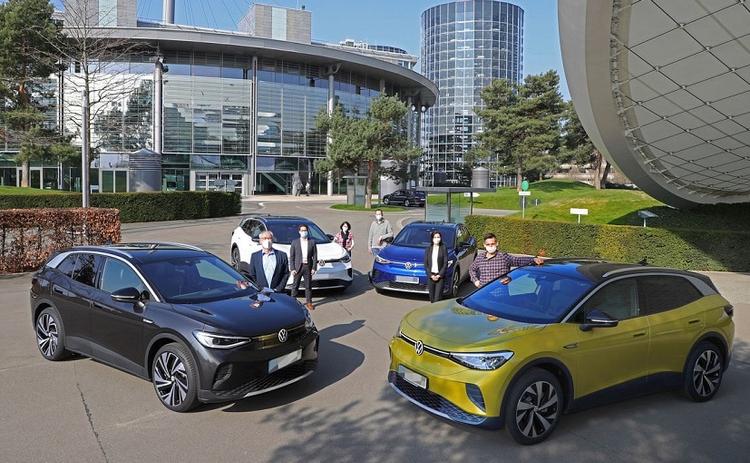 The electric vehicles were handed over to customers in the delivery centres at the Transparent Factory in Dresden and the Autostadt in Wolfsburg.
