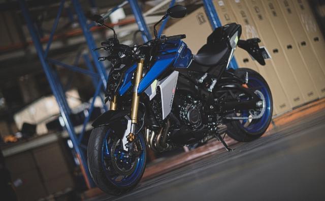 The 2021 Suzuki GSX-S1000 naked sportbike is here! It has been significantly updated for the new year, in terms of styling and features. Given that the old model was on sale in India, the new GSX-S1000 is likely to be launched in India by the end of the year.